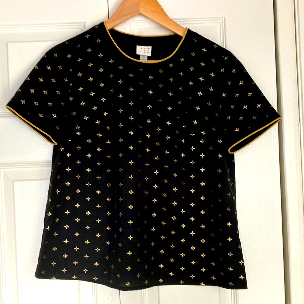 Black and metallic gold patterned tee